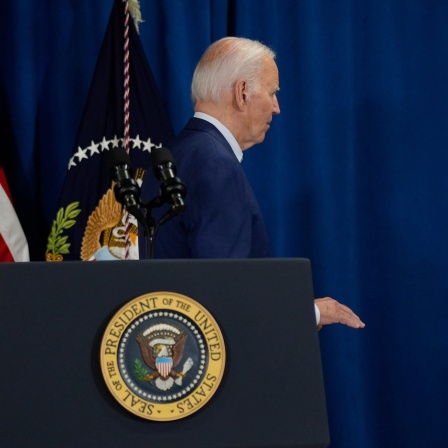 US-Präsident Biden verlässt ein Rednerpult.