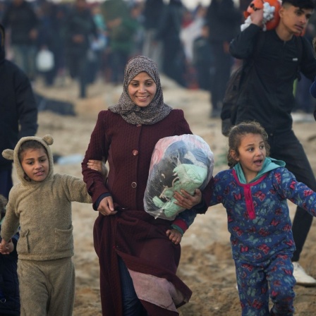 Vertriebene Palästinenser kehren in ihre Häuser im nördlichen Gazastreifen zurück, nachdem Israel beschlossen hat, Tausenden von ihnen die Rückkehr zu erlauben.