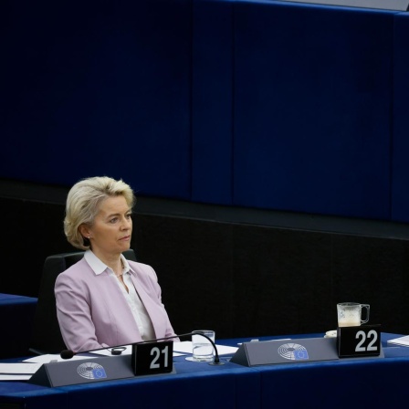 Kommissionspräsidentin Ursula von der Leyen verfolgt eine Sitzung im Europäischen Parlament in Straßburg. Sie sitzt an ihrem Platz und schaut enttäuscht.