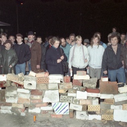 Nach der erzwungenen Öffnung einer Zufahrt zur Stasi-Zentrale in der Ruschestraße in Ostberlin am 15.01.1990 haben Demonstranten symbolisch den Eingang mit Ziegelsteinen zugemauert.