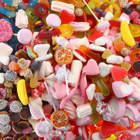 Verschiedene Sorten von Fruchtgummis, Zuckerschaum, Marshmallows, Mäusespeck, Bonbons, Drops, Lutscher, Kekse und Gummibärchen.