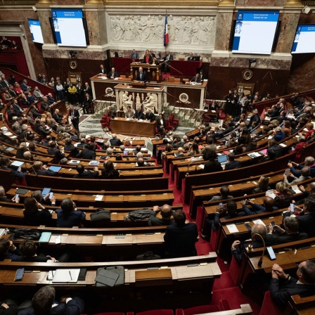 Die französische Nationalversammlung führt eine Debatte über Misstrauensanträge gegen die Regierung in der Nationalversammlung in Paris, Frankreich. 