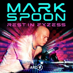 DJ Mark Spoon an den Decks, darüber als Schrift-Logo die Wörter "MARK SPOON" und "REST IN EXZESS"