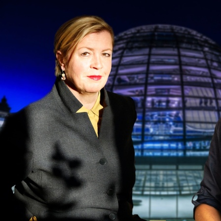 Anja Maier und Malte Pieper vor der Kuppel des Reichstages