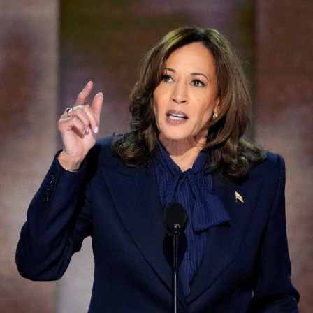 Die demokratische US-Präsidentschaftskandidatin Kamala Harris spricht während der Democratic National Convention.