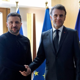 Der ukrainische Präsident Wolodymyr Selenskyj (links) trifft den französischen Präsidenten Emmanuel Macron (rechts) am Rande des Europäischen Rates in Brüssel (Belgien).