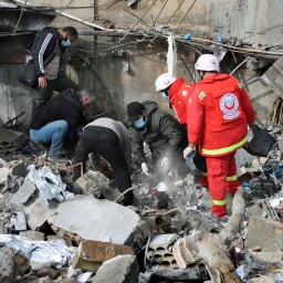 Sanitäter suchen nach Opfern in den Trümmern eines Sanitätszentrums, das durch einen israelischen Luftangriff im Dorf Hebbariye im Südlibanon zerstört wurde.