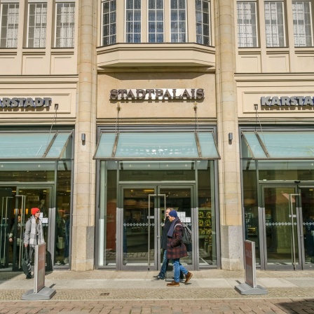 Der Eingang in die Galeria Karstadt Filiale im Stadtpalais in Potsdam (Bild: picture alliance/Schoening)