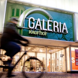 Das Logo von Galeria Kaufhof hängt über dem Eingang zu einer Filiale der Warenhauskette in der Innenstadt von Oldenburg