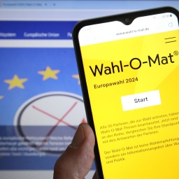 Auf einem Smartphone ist die Wahlentscheidungshilfe Wahl-O-Mat aufgerufen worden. © IMAGO / Hanno Bode