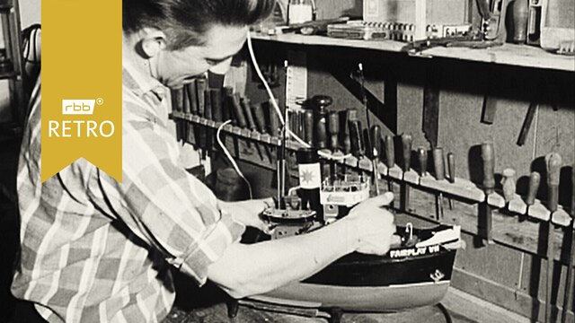 Mann in einer Werkstatt arbeitet an einem Schiffsmodell (Quelle: rbb)