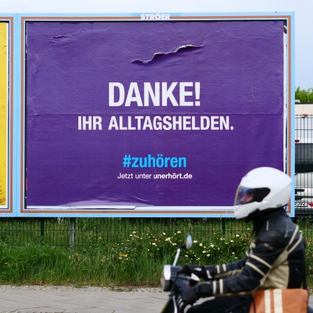Plakat der Diakonie mit der Aufschrift &#034;Danke! Ihr Alltagshelden. #zuhoeren. Jetzt unter unerhoert.de&#034;. 24.05.2020, Berlin.