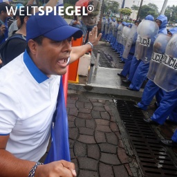Demonstranten stellen sich einer Polizeikette während einer Anti-Regierungsdemonstration mit dem Titel "Nichts ist normal" zu Ehren von Matt Romero in Managua, Nicaragua, am Samstag, 21. September 2019