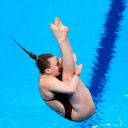 Die Wasserspringerin Lena Hentschel beim Sprung vom drei-Meter-Brett (Bild: picture alliance/AP Photo/Hassan Ammar) 
