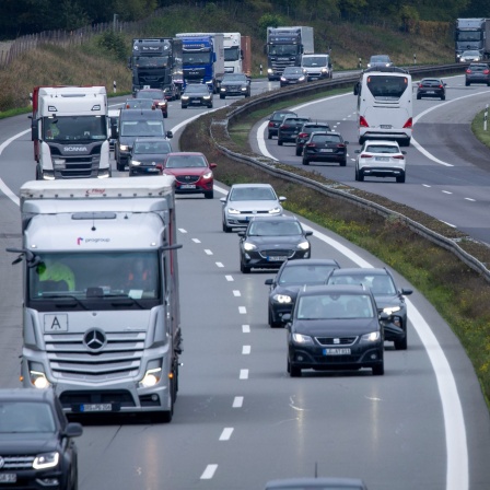Autos fahren auf einer Autobahn. Die Feinstaubwerte in Deutschland haben in den vergangenen 15 Jahren deutlich abgenommen.