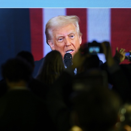 Menschen beobachten die Amtseinführung von Donald Trump als US-Präsident im Haus der Ukraine vor dem 55. Jahrestreffen des Weltwirtschaftsforums (WEF) in Davos.