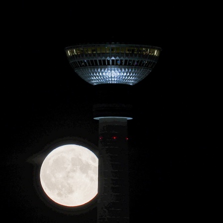 Supermond hinter dem Fernsehturm in Berlin