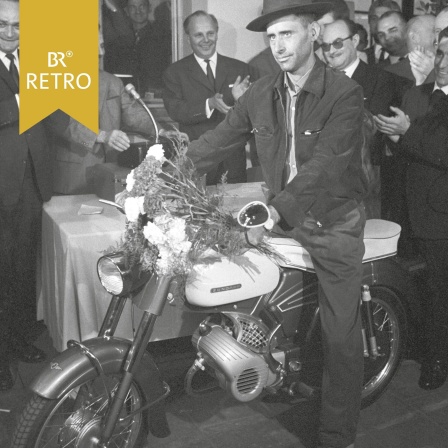 Armando Rodrigues auf dem Moped, das er bei seiner Ankunft am 10.09.1964 im Köln-Deutzer Bahnhof geschenkt bekam. | Bild: picture alliance / Horst Ossinger | Horst Ossinger