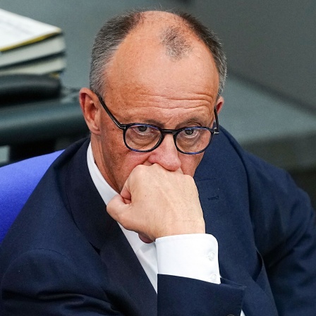 Bundeskanzler Friedrich Merz (CDU) sitzt nach seiner Regierungserklärung im Plenum des Bundestags.