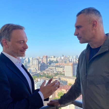 Christian Lindner (FDP), Bundesfinanzminister, kommt zu einem Gespräch mit Vitali Klitschko (r), Bürgermeister von Kiew, zusammen. 