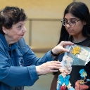 Die Holocaustüberlebende Inge Auerbacher zeigt einer Schülerin, wie der Davidstern auf der Kleidung getragen werden musste