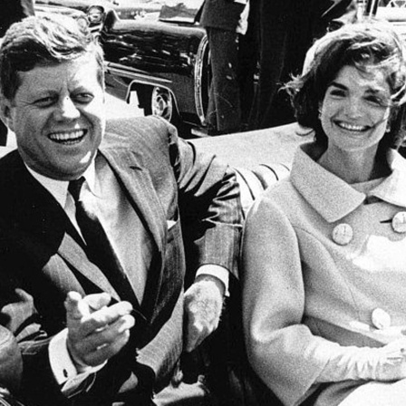 US-Präsident John F. Kennedy neben First Lady Jacqueline Kennedy in einem Auto