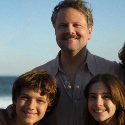 Eine Familie steht in der Sonne, im Hintergrund ist das Meer zu sehen. Szene aus dem Film "Für immer hier".