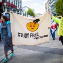 Teilnehmerinnen einer Protestaktion gegen Studiengebühren gehen mit Plakaten durch die Innenstadt von Stuttgart.