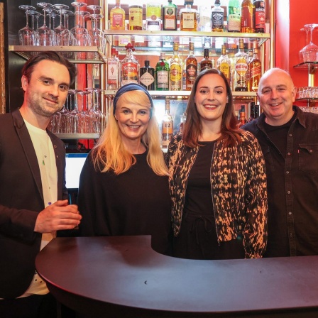 Dr. Pop, Barbara Rusche, Sandra da Vina, Frank Goosen hinter der Theke vom Cabaret Queue in Dortmund