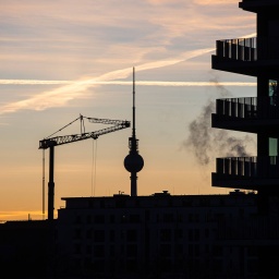Eine Baustelle mit Kränen am Heidequartier am 29. Januar 2024 in Berlin. Im Hintergrund die Silhouette des Fernsehturms.