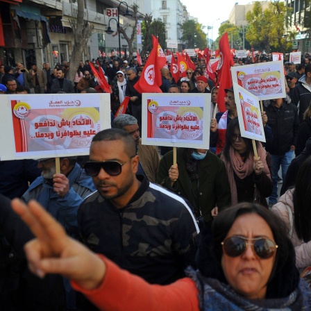 Das Beitragsbild des WDR5 Dok5 "Der letzte Frühling" zeigt eine Demonstration der Tunesischen Arbeiterpartei im März 2023.