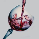 Wein wird in ein Glas geschüttet.