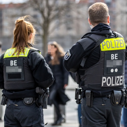 Berlin: Polizisten laufen durch eine Berliner Strasse © picture alliance/ Andreas Gora/ Pressefoto Gora