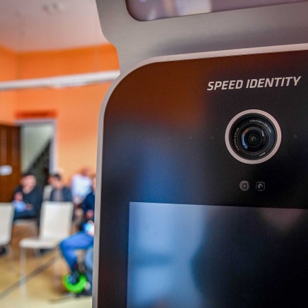 Speed-Identity Automat zur Beantragung von neuen Ausweisdokumenten im Buergeramt Treptow-Köpenick (Bild: picture alliance/dpa-tmn/Zacharie Scheurer)