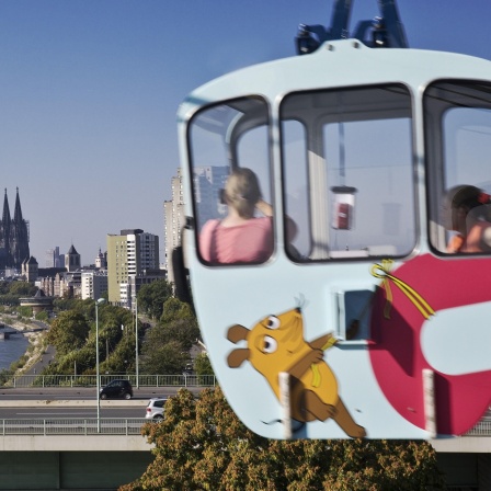 Gondel der Rheinbahn mit Blick auf den Kölner Dom