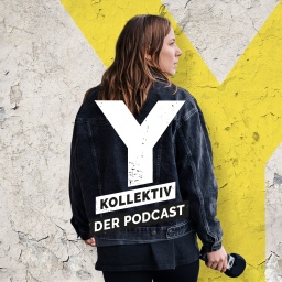 Rückansicht einer Frau mit Mikrofon, darauf der Schriftzug Y-Kollektiv – Der Podcast