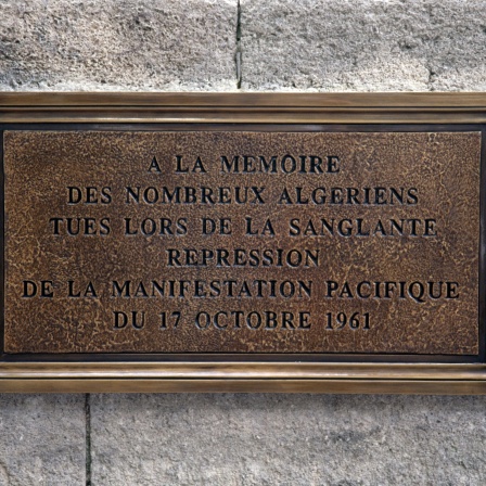 Gedenktafel zur Erinnerung an die Demonstration in Paris gegen den Algerienkrieg am 17. Oktober 1961: &#034;A la memoire des nombreux algeriens tues lors de la sanglante repression de la manifestation pacifique du 17 octobre 1961&#034;