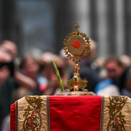 Gottesdienstbesucher betrachten die Herz-Reliquie des als Cyber-Apostel bekannten Carlo Acutis am 24. Juli 2024 nach einem Gottesdienst im Kölner Dom. 