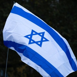 Die Flagge Israels weht im Wind.