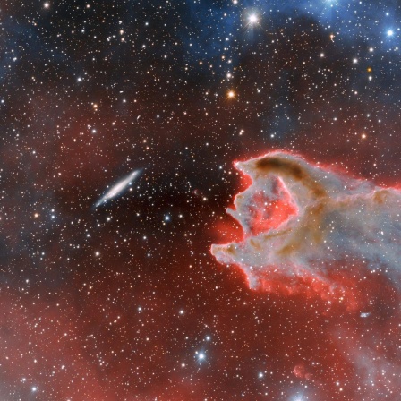 Nahe Gaswolke, ferne Galaxie: Diese beiden Objekte stehen nur scheinbar dicht beieinander. 
