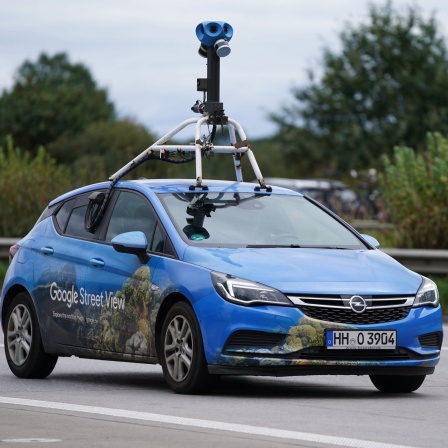 Ein Auto von Google mit 360-Grad-Kamera.