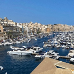 Der Hafen von Valetta, Hauptstadt von Malta, mit vielen Segelbooten und Häusern im Hintergrund