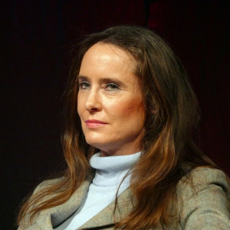 Bestsellerautorin Tanja Kinkel schaut seitlich an der Kamera vorbei.