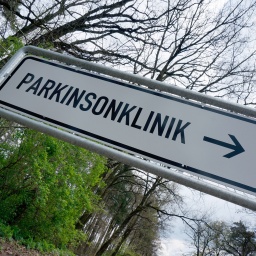 Ein Wegweiser führt zur Parkinsonklinik in der Straße nach Fichtenwalde in Beelitz-Heilstätten