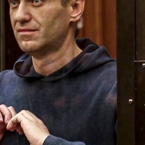 Alexej Nawalny im Gerichtssaal, formt mit seinen Händen ein Herz