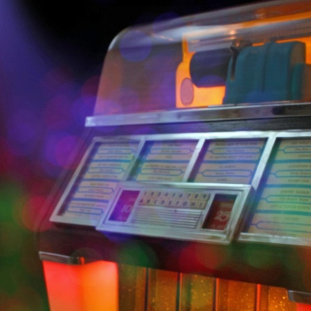 Ihre Glanzzeit hatte die Jukebox in der Mitte des letzten Jahrhunderts. Zu sehen: Eine Jukebox mit unterschiedlichen Farben beleuchtet. 
