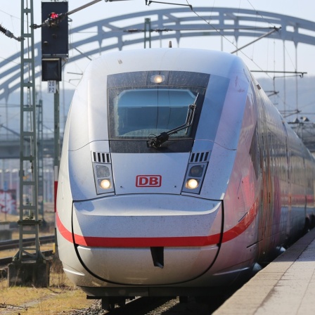 Nahaufnahme eines ICE im Kieler Hauptbahnhof