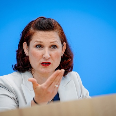 Ferda Ataman, Unabhängige Bundesbeauftragte für Antidiskriminierung, stellt den Jahresbericht 2024 der Antidiskriminierungsstelle des Bundes vor.