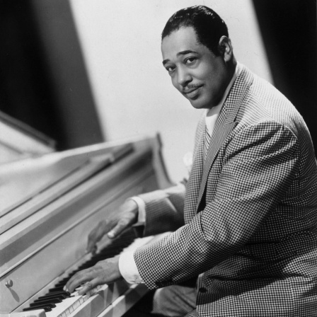Ein afroamerikanischer Musiker sitzt am Klavier. Es ist der Jazzmusiker Duke Ellington.