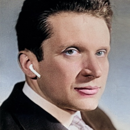 Komponist Mieczyslaw Weinberg mit In Ear Kopfhörer. (Montage)